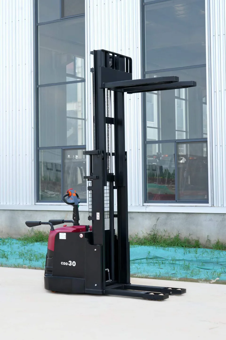 CDD30 stacker with lifting forks raised above the two support legs that remain on the ground